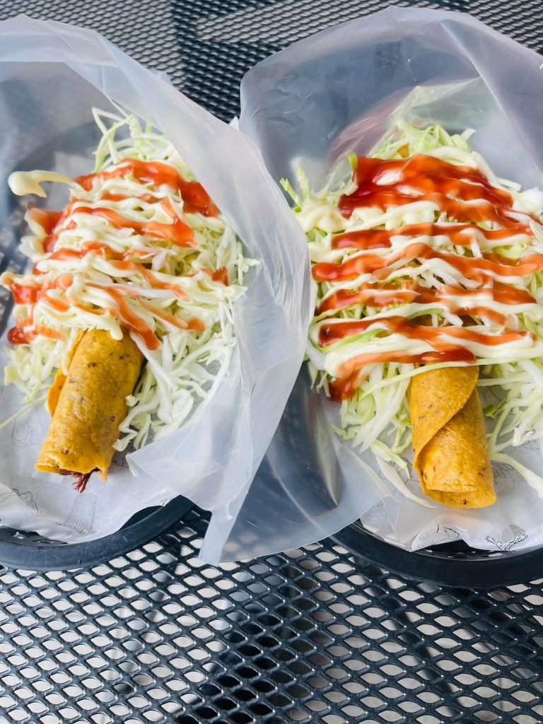 Dos Súper Tacos de la promoción de los miércoles en Mingo Snacks