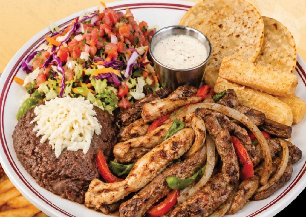 Fajitas Mingo con frijoles molidos, pico de gallo, queso, tortillas y croquetas de yuca